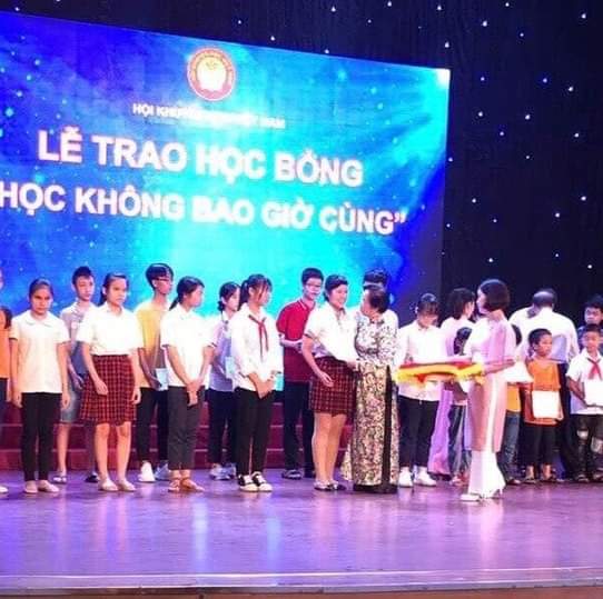 Vũ Thị Hải Anh được Chủ tịch Hội Khuyến học Việt Nam tặng Giấy khen kèm học bổng Học không bao giờ cùng năm 2020